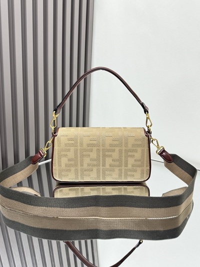 フェンディバッグ側面デザイン